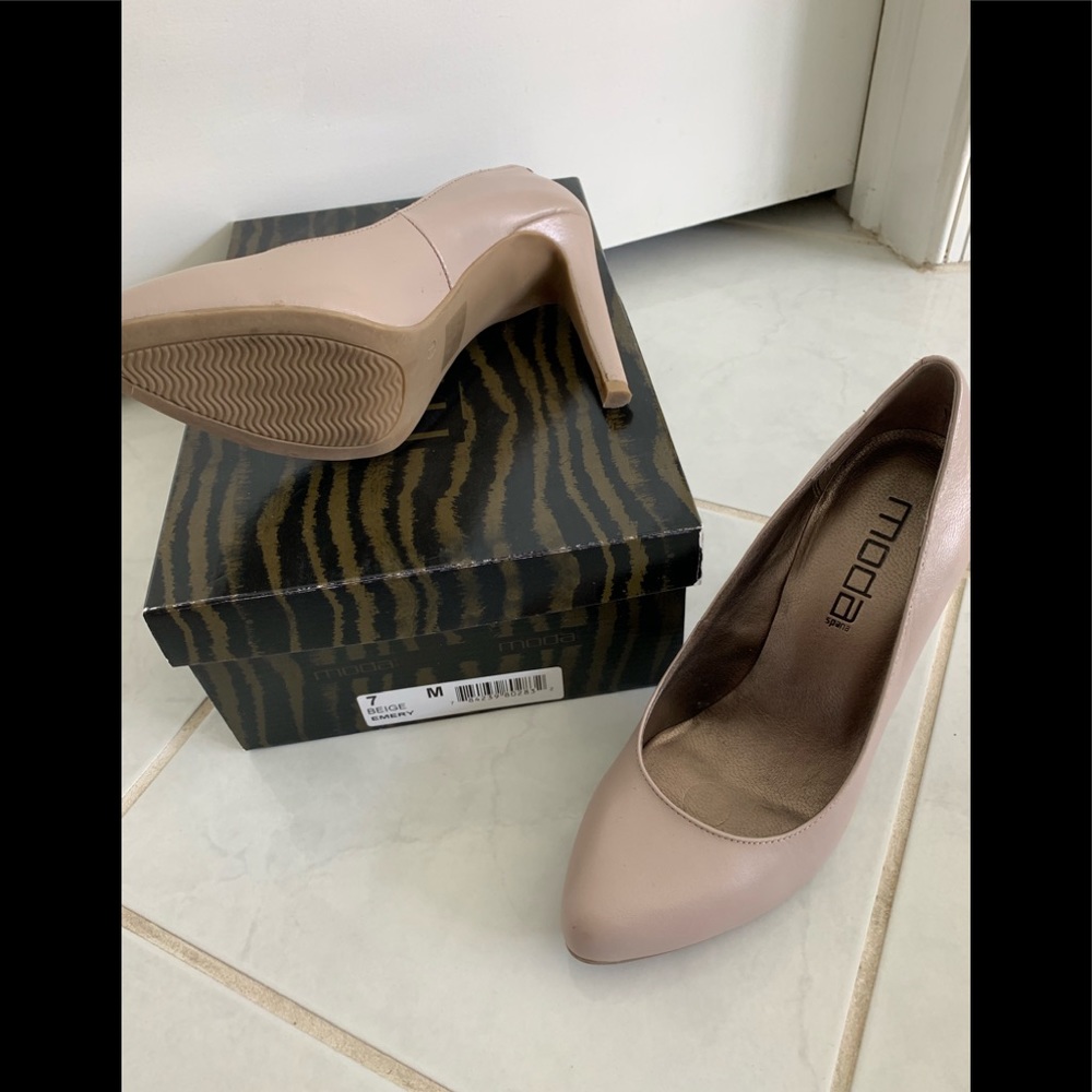 Moda beige platform pumps